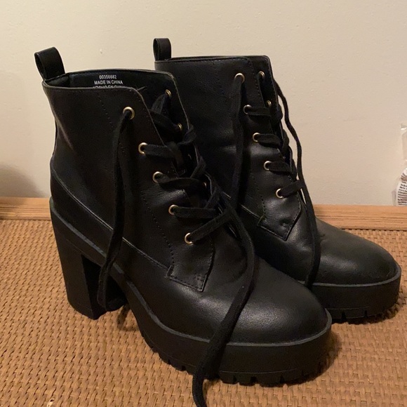 Boots size 6 - Picture 2 of 3